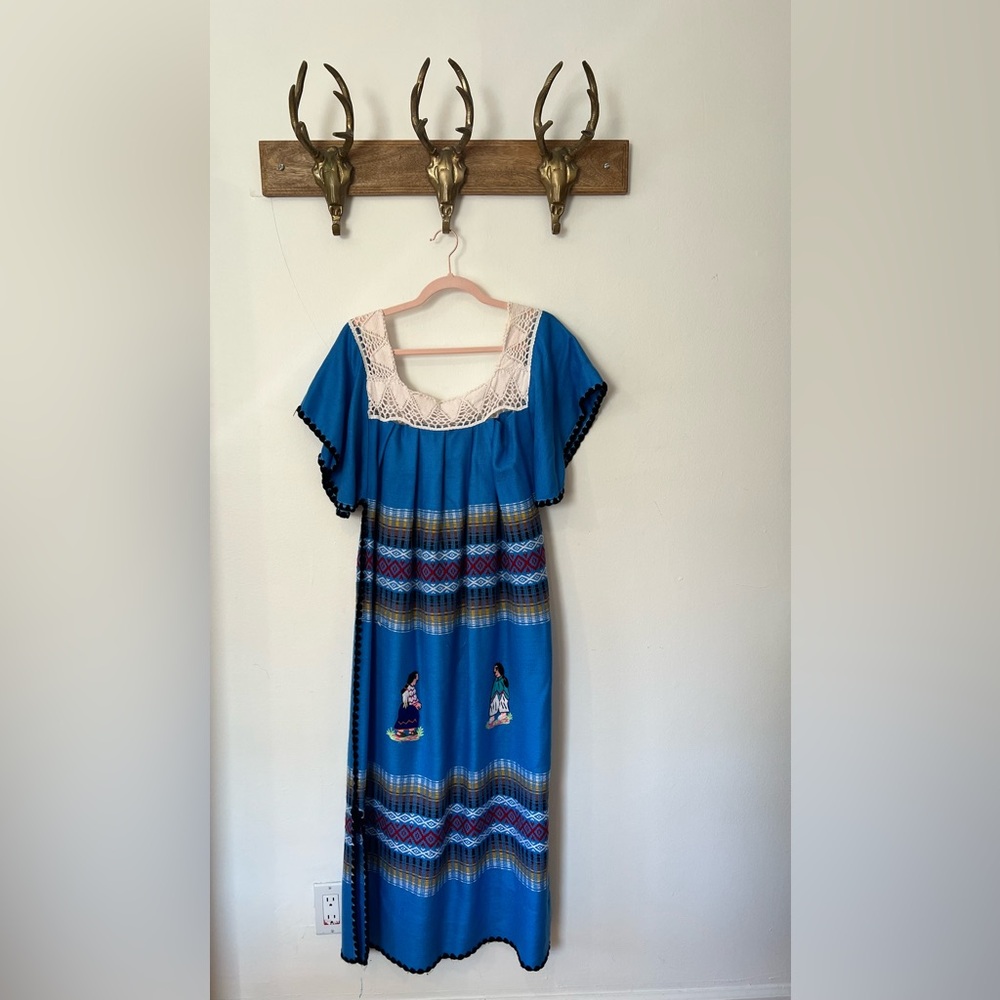Vintage kaftan with the most amazing details!
